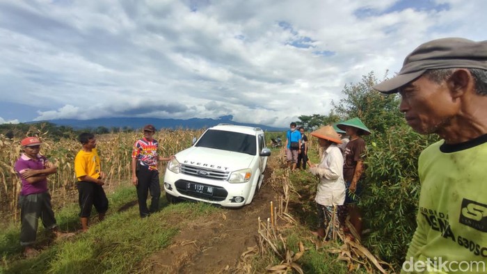 mobil di tengah areal persawahan
