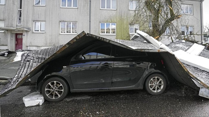 A part of a damaged wall crashes onto the pavement during a storm in Berlin, Germany, Thursday, Feb. 17, 2022. Meteorologists warned Thursday that northern Europe could be battered by a series of storms over the coming days after strong winds swept across the region overnight. (AP Photo/Hannibal Hanschke)