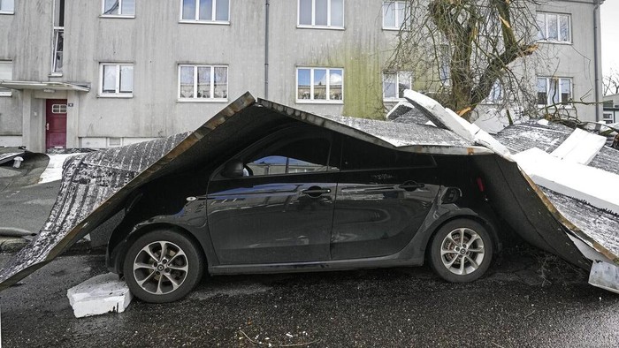 Mobil-mobil di Jerman Ringsek Tertimpa Atap Gegara Badai A part of a damaged wall crashes onto the pavement during a storm in Berlin, Germany, Thursday, Feb. 17, 2022. Meteorologists warned Thursday that northern Europe could be battered by a series of storms over the coming days after strong winds swept across the region overnight. (AP Photo/Hannibal Hanschke)