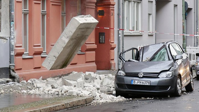 Mobil-mobil di Jerman Ringsek Tertimpa Atap Gegara Badai A part of a damaged wall crashes onto the pavement during a storm in Berlin, Germany, Thursday, Feb. 17, 2022. Meteorologists warned Thursday that northern Europe could be battered by a series of storms over the coming days after strong winds swept across the region overnight. (AP Photo/Hannibal Hanschke)