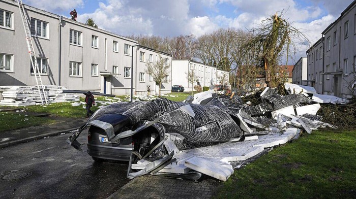 Mobil-mobil di Jerman Ringsek Tertimpa Atap Gegara Badai A part of a damaged wall crashes onto the pavement during a storm in Berlin, Germany, Thursday, Feb. 17, 2022. Meteorologists warned Thursday that northern Europe could be battered by a series of storms over the coming days after strong winds swept across the region overnight. (AP Photo/Hannibal Hanschke)