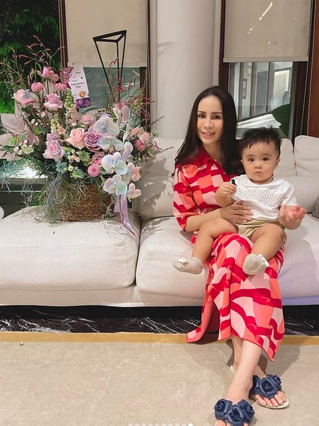 Meski dibilang tua, Momo Geisha tampak menikmati hidupnya sebagai ibu dan istri seorang pengusaha. (Foto: Instagram/@therealmomogeisha)