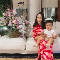 Meski dibilang tua, Momo Geisha tampak menikmati hidupnya sebagai ibu dan istri seorang pengusaha. (Foto: Instagram/@therealmomogeisha)