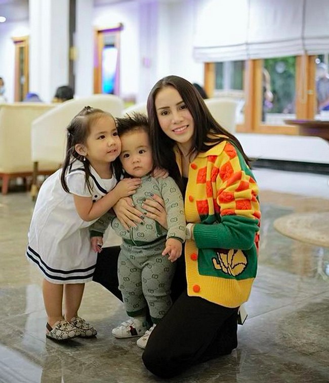 Momo Geisha dan keluarganya berdomisili di Malang, Jawa Timur. Mereka tinggal di sebuah rumah mewah dengan fasilitas lengkap. (Foto: Instagram/@therealmomogeisha)