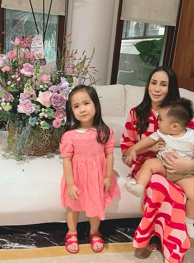 Hati Momo Geisha berbunga-bunga karena mendapat hadiah kejutan dari suami dan kedua anaknya. Ia membagikan foto-foto momen tersebut di Instagram.  (Foto: Instagram/@therealmomogeisha)