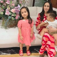 Hati Momo Geisha berbunga-bunga karena mendapat hadiah kejutan dari suami dan kedua anaknya. Ia membagikan foto-foto momen tersebut di Instagram.  (Foto: Instagram/@therealmomogeisha)