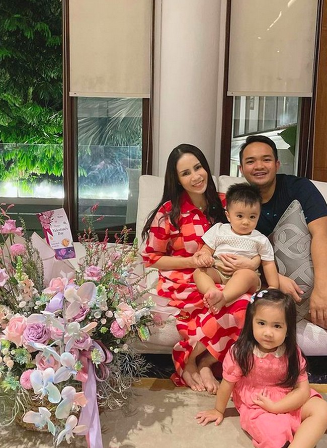 A fine nite after valentine’s dinner. Thank you papa, Briell & Abe for the flowers. Love you 😘 *Dan Abe yg paling masih bisa nurut di foto 😆 tulis Momo kepada 2 juta pengikutnya di Instagram sebagai keterangan foto. Foto tersebut mendapat 50 ribuan likes.