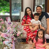 A fine nite after valentine’s dinner. Thank you papa, Briell & Abe for the flowers. Love you 😘 *Dan Abe yg paling masih bisa nurut di foto 😆 tulis Momo kepada 2 juta pengikutnya di Instagram sebagai keterangan foto. Foto tersebut mendapat 50 ribuan likes.