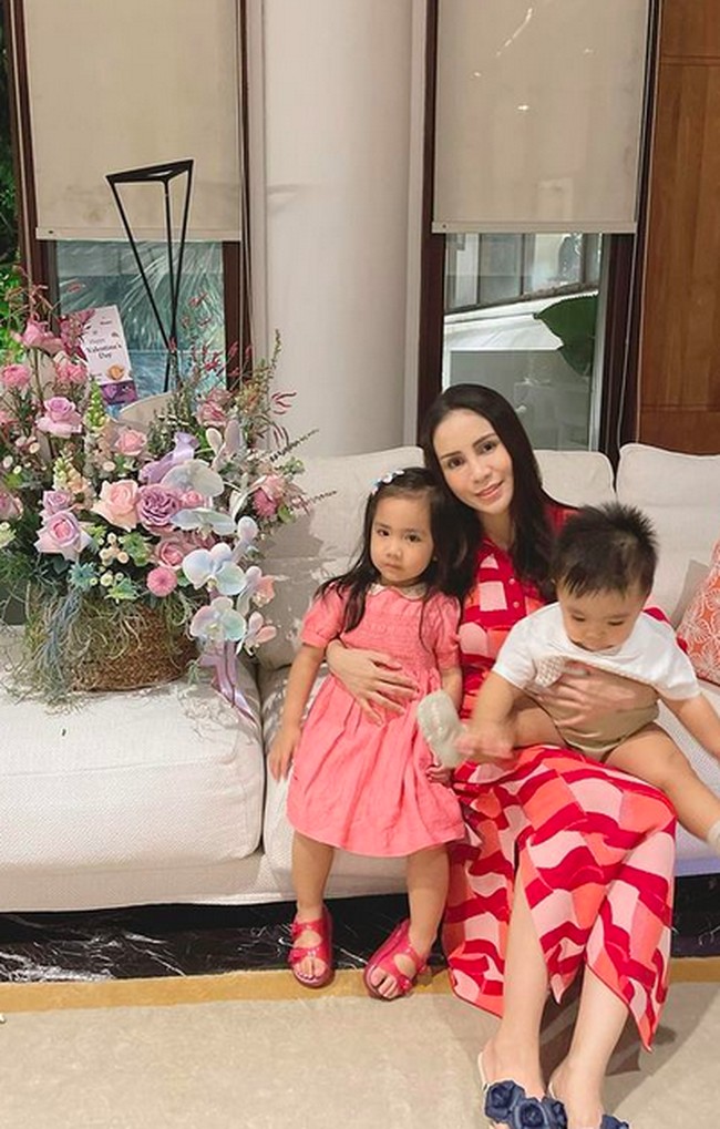 Maaf ya bukan mau merendahkan dan semacamnya. Momo sekarang seperti lebih tua, terlalu putih dan terlalu tirus. Cakepan yg dulu. Lebih natural. Sekali lagi saya tidak bermaksud bully atau semacamnya. Hanya kaget aja liat Momo yg sekarang, tulis seorang netizen. (Foto: Instagram/@therealmomogeisha)