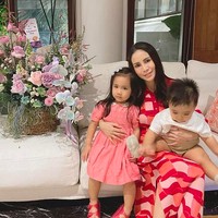 Maaf ya bukan mau merendahkan dan semacamnya. Momo sekarang seperti lebih tua, terlalu putih dan terlalu tirus. Cakepan yg dulu. Lebih natural. Sekali lagi saya tidak bermaksud bully atau semacamnya. Hanya kaget aja liat Momo yg sekarang, tulis seorang netizen. (Foto: Instagram/@therealmomogeisha)