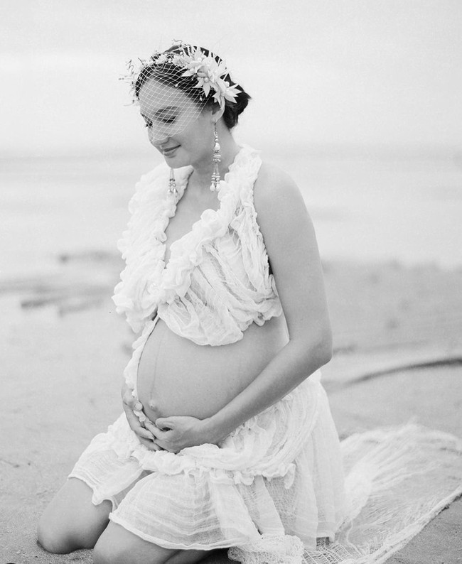 Pakaian yang dikenakannya itu tampak memperlihatkan dengan jelas baby bump di perut Nadine yang sudah semakin besar. Penampilannya itu semakin disempurnakan dengan hiasan kepala dan anting gantung yang menjuntai di telinganya. Foto: dok. Instagram/@nadinelist