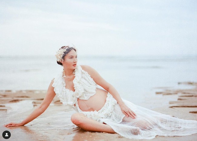 Berpose santai di tepi pantai, penampilan Nadine terlihat begitu memukau. Bahkan kamu mungkin tidak akan menyangka jika pakaian yang dikenakannya itu berasal dari kain gorden. Foto: dok. Instagram/@nadinelist