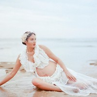 Berpose santai di tepi pantai, penampilan Nadine terlihat begitu memukau. Bahkan kamu mungkin tidak akan menyangka jika pakaian yang dikenakannya itu berasal dari kain gorden. Foto: dok. Instagram/@nadinelist