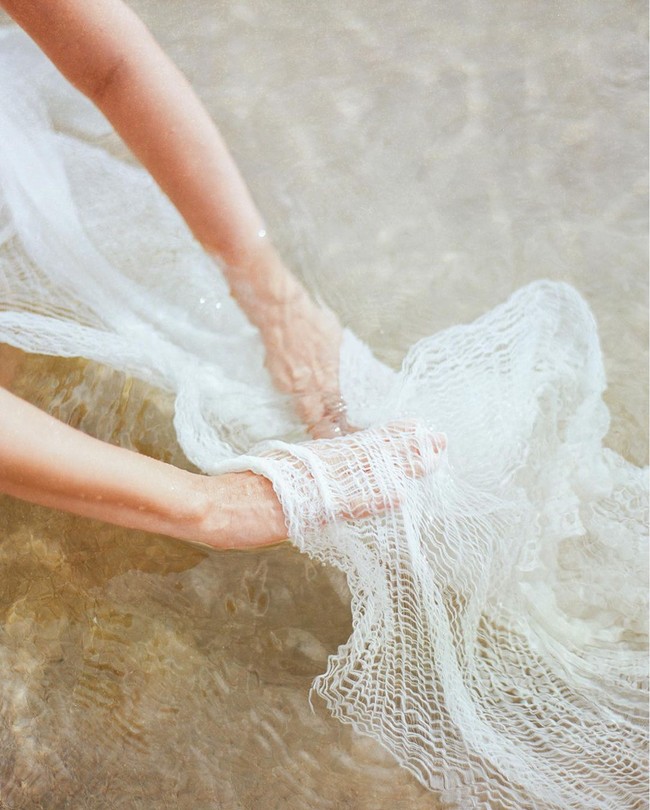 Uniknya, pakaian yang dikenakan oleh Nadine untuk berfoto di tepi pantai itu dibuatkan khusus oleh sang ibu. Melalui keterangan di akun Instagramnya, Nadine menjelaskan bahwa pakaiannya itu berasal dari kain gorden yang sudah ada sejak lama di rumahnya. Foto: dok. Instagram/@nadinelist