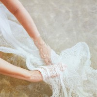 Uniknya, pakaian yang dikenakan oleh Nadine untuk berfoto di tepi pantai itu dibuatkan khusus oleh sang ibu. Melalui keterangan di akun Instagramnya, Nadine menjelaskan bahwa pakaiannya itu berasal dari kain gorden yang sudah ada sejak lama di rumahnya. Foto: dok. Instagram/@nadinelist