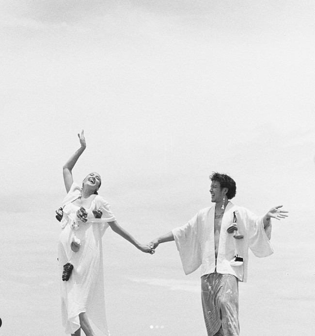 Untuk pemotretannya kali ini Nadine tampak mengenakan dua outfit yang berbeda. Outfit yang kedua terlihat cukup simple namun tetap unik. Berpose bersama sang suami, keduanya tampak kompak. Foto: dok. Instagram/@nadinelist