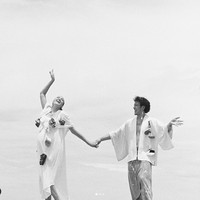 Untuk pemotretannya kali ini Nadine tampak mengenakan dua outfit yang berbeda. Outfit yang kedua terlihat cukup simple namun tetap unik. Berpose bersama sang suami, keduanya tampak kompak. Foto: dok. Instagram/@nadinelist