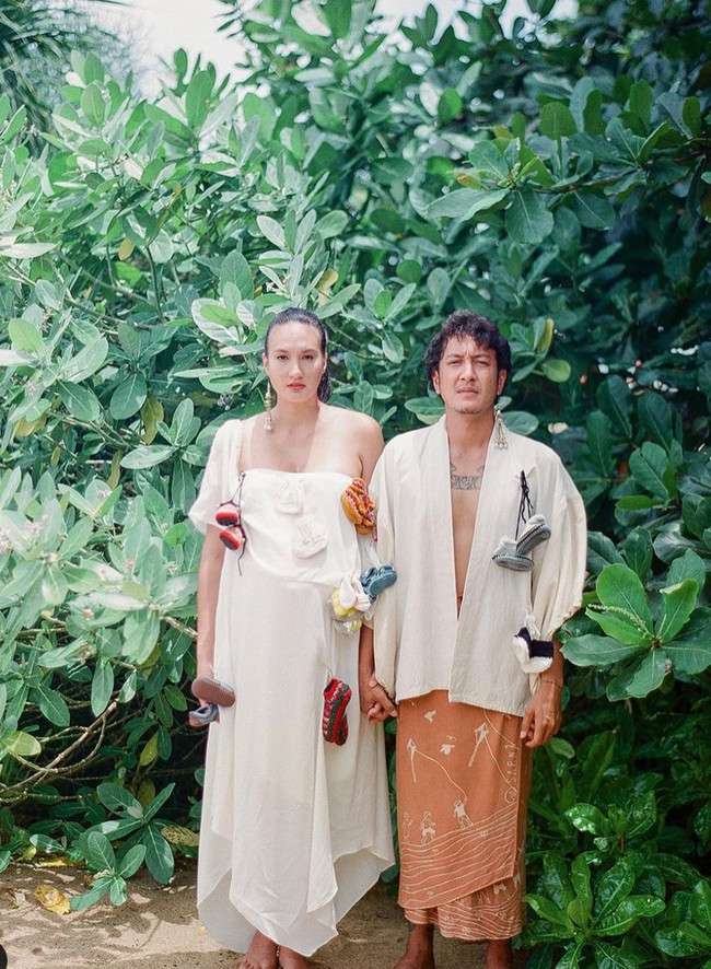 Di pemotretan kedua, Nadine dan Dimas Anggara tampak kompak mengenakan busana berwarna putih. Nadine tampil dengan dress panjang asimetris, sedangkan dimas tampil dengan outer putih dan bawahan kain bermotif berwarna coklat keoranyean. Foto: dok. Instagram/@nadinelist