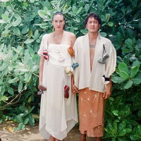 Di pemotretan kedua, Nadine dan Dimas Anggara tampak kompak mengenakan busana berwarna putih. Nadine tampil dengan dress panjang asimetris, sedangkan dimas tampil dengan outer putih dan bawahan kain bermotif berwarna coklat keoranyean. Foto: dok. Instagram/@nadinelist