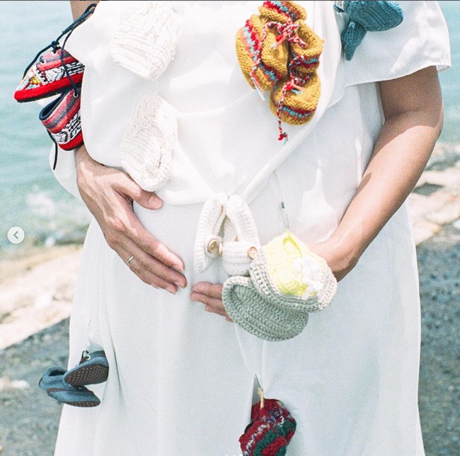 Uniknya di masing-masing baju Nadine dan Dimas terdapat aksesori berupa sepatu-sepatu bayi yang ditempelkan menggunakan peniti. Sepatu-sepatu bayi yang berwarna-warni itu terlihat menggemaskan. Foto: dok. Instagram/@nadinelist