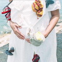 Uniknya di masing-masing baju Nadine dan Dimas terdapat aksesori berupa sepatu-sepatu bayi yang ditempelkan menggunakan peniti. Sepatu-sepatu bayi yang berwarna-warni itu terlihat menggemaskan. Foto: dok. Instagram/@nadinelist