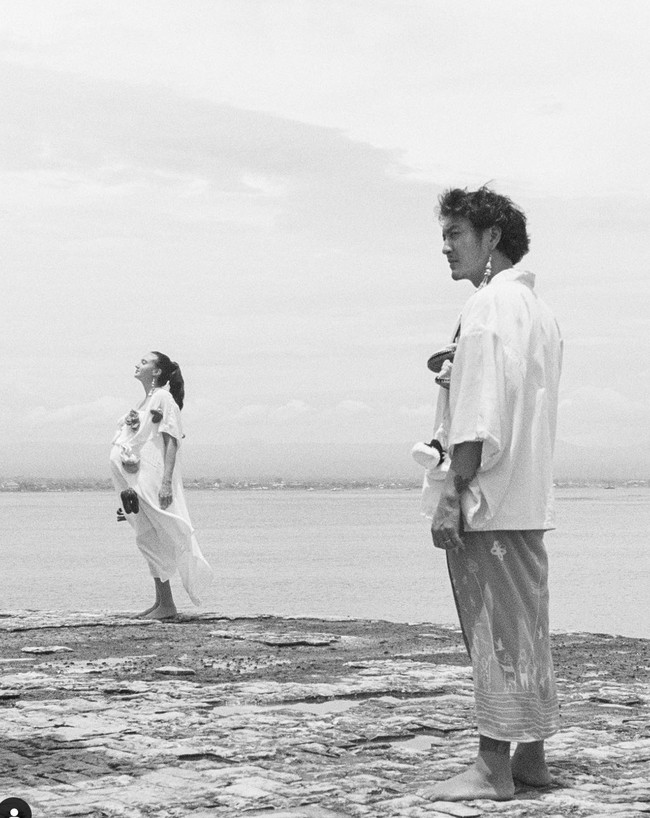 Berpose bersama sang suami di pinggir pantai, penampilan Nadine dan Dimas terlihat kompak dan serasi. Bagaimana menurutmu penampilan pasangan ini? Foto: dok. Instagram/@nadinelist