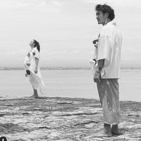 Berpose bersama sang suami di pinggir pantai, penampilan Nadine dan Dimas terlihat kompak dan serasi. Bagaimana menurutmu penampilan pasangan ini? Foto: dok. Instagram/@nadinelist