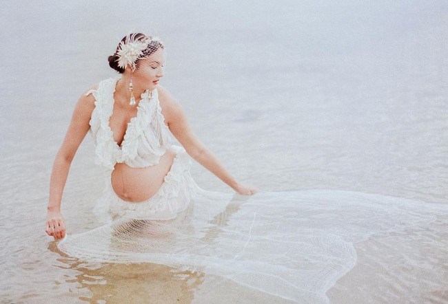 Beberapa waktu lalu Nadine Chandrawinata terlihat mengunggah hasil foto-foto maternity dirinya. Berpose di tepi pantai, istri Dimas Anggara itu terlihat cantik dan anggun dalam balutan busana serba putih. Foto: dok. Instagram/@nadinelist