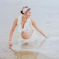Beberapa waktu lalu Nadine Chandrawinata terlihat mengunggah hasil foto-foto maternity dirinya. Berpose di tepi pantai, istri Dimas Anggara itu terlihat cantik dan anggun dalam balutan busana serba putih. Foto: dok. Instagram/@nadinelist