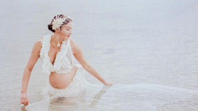 8 Foto Maternity Nadine Chandrawinata, Pose di Tepi Pantai Berkain Gorden
