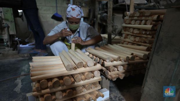 Pekerja menyelesaikan pembuatan mebel di kawasan Daanmogot, Tangerang, Banten, Jumat (18/2/2022). (CNBC Indonesia/ Tri Susilo)