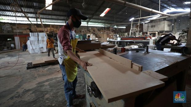 Pabrik pembuatan mebel Pekerja menyelesaikan pembuatan mebel di kawasan Daanmogot, Tangerang, Banten, Jumat (18/2/2022). (CNBC Indonesia/ Tri Susilo)