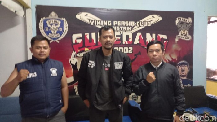 Para Pengurus Viking Persib Club Distrik Sumedang dari kiri - kanan, Roni (Bendahar), Andresa Yogaswara (Sekretaris), Asep (Anggota).