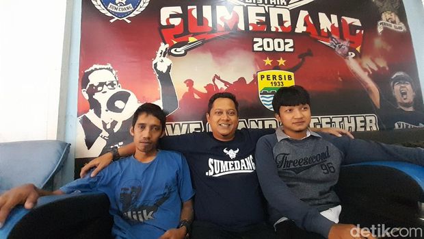 Para Pengurus Viking Persib Club Distrik Sumedang dari kiri - kanan, Roni (Bendahar), Andresa Yogaswara (Sekretaris), Asep (Anggota).