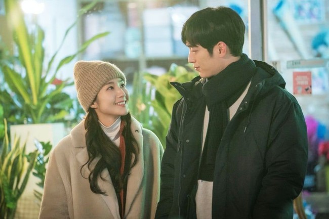 Drama Korea When the Weather is Fine menampilkan momen romantis Park Min Young dan Seo Kang Joon. Drama itu mengikuti kisah dua teman sekelas yang bertemu kembali saat mencoba menyembuhkan trauma dari masa lalu. Foto: dok. JTBC