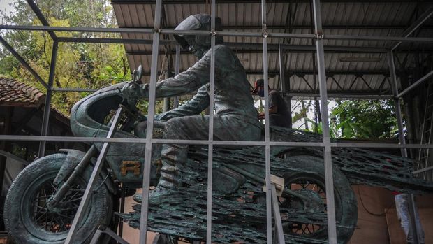 Detail patung Presiden Joko Widodo yang menaiki sepeda motor di NuArt Sculpture Park, Bandung, Jawa Barat, Jumat (18/2/2022). Patung Presiden Joko Widodo menaiki sepeda motor yang terbuat dari tembaga kuningan karya I Nyoman Nuarta tersebut memiliki tinggi 3,6 meter, panjang 6 meter dan akan dikirim ke Sirkuit Mandalika, Lombok pada Sabtu (18/2/2022) melalui jalur darat. ANTARA FOTO/Raisan Al Farisi/aww.