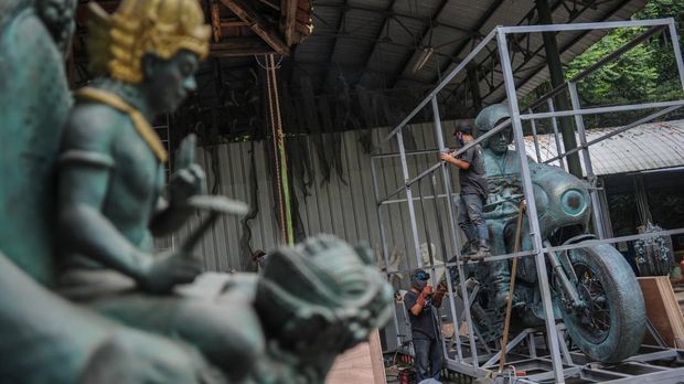 Detail patung Presiden Joko Widodo yang menaiki sepeda motor di NuArt Sculpture Park, Bandung, Jawa Barat, Jumat (18/2/2022). Patung Presiden Joko Widodo menaiki sepeda motor yang terbuat dari tembaga kuningan karya I Nyoman Nuarta tersebut memiliki tinggi 3,6 meter, panjang 6 meter dan akan dikirim ke Sirkuit Mandalika, Lombok pada Sabtu (18/2/2022) melalui jalur darat. ANTARA FOTO/Raisan Al Farisi/aww.