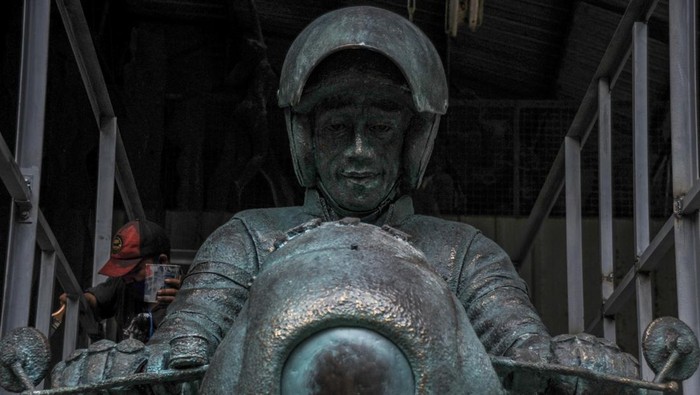 Detail patung Presiden Joko Widodo yang menaiki sepeda motor di NuArt Sculpture Park, Bandung, Jawa Barat, Jumat (18/2/2022). Patung Presiden Joko Widodo menaiki sepeda motor yang terbuat dari tembaga kuningan karya I Nyoman Nuarta tersebut memiliki tinggi 3,6 meter, panjang 6 meter dan akan dikirim ke Sirkuit Mandalika, Lombok pada Sabtu (18/2/2022) melalui jalur darat. ANTARA FOTO/Raisan Al Farisi/aww.