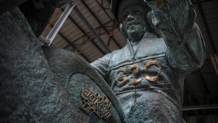 Detail patung Presiden Joko Widodo yang menaiki sepeda motor di NuArt Sculpture Park, Bandung, Jawa Barat, Jumat (18/2/2022). Patung Presiden Joko Widodo menaiki sepeda motor yang terbuat dari tembaga kuningan karya I Nyoman Nuarta tersebut memiliki tinggi 3,6 meter, panjang 6 meter dan akan dikirim ke Sirkuit Mandalika, Lombok pada Sabtu (18/2/2022) melalui jalur darat. ANTARA FOTO/Raisan Al Farisi/aww.