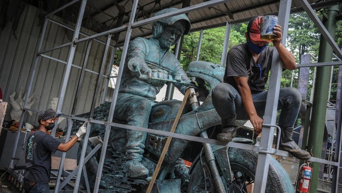 PATUNG PRESIDEN BERMOTOR SIAP DIPAJANG DI SIRKUIT MANDALIKA Detail patung Presiden Joko Widodo yang menaiki sepeda motor di NuArt Sculpture Park, Bandung, Jawa Barat, Jumat (18/2/2022). Patung Presiden Joko Widodo menaiki sepeda motor yang terbuat dari tembaga kuningan karya I Nyoman Nuarta tersebut memiliki tinggi 3,6 meter, panjang 6 meter dan akan dikirim ke Sirkuit Mandalika, Lombok pada Sabtu (18/2/2022) melalui jalur darat. ANTARA FOTO/Raisan Al Farisi/aww.