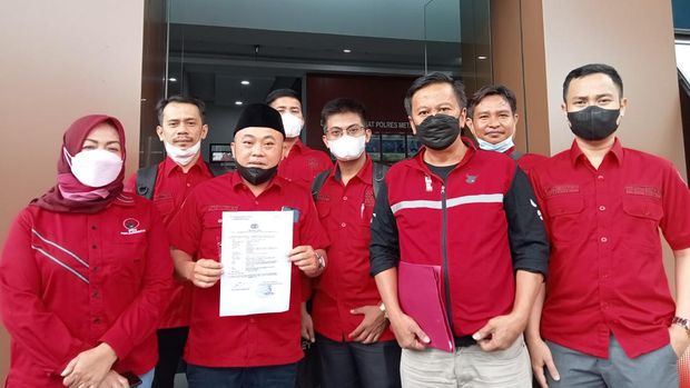 Pelapor Andi Arief saat berada di Polres Metro Jakpus (Anggi-detikcom)