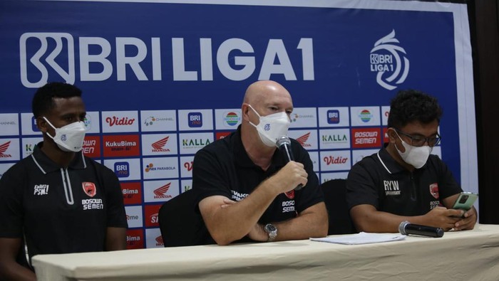 Pelatih PSM Makassar Joop Gall saat konferensi pers jelang pertandingan melawan Persita.