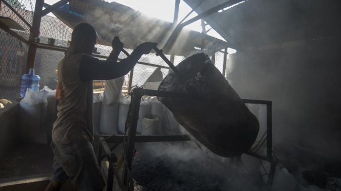 Pekerja memanggang biji kopi di tempat pengolahan biji kopi tradisional Nagari Koto Tuo, Kecamatan Sungai Tarab, Kabupaten Tanah Datar, Sumatera Barat, Jumat (18/2/2022). Nagari Koto Tuo dikenal sebagai daerah penghasil bubuk kopi di provinsi itu dan sedang dikembangkan menjadi kampung kopi karena 75 persen warganya bekerja sebagai pengolah biji kopi. ANTARA FOTO/Iggoy el Fitra/rwa.