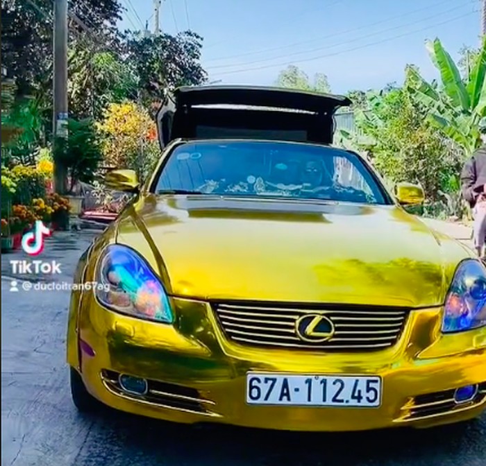 Pengusaha asal Vietnam Tran Duc Loi yang melapisi mobil Lexus miliknya dengan emas.