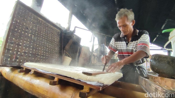 Perajin tahu di Ciamis.