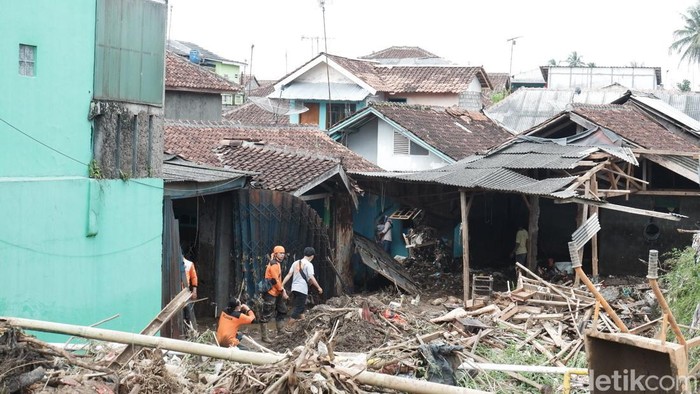 Petugas gabungan tengah memeriksa rumah-rumah yang rusak banjir di Kota Sukabumi