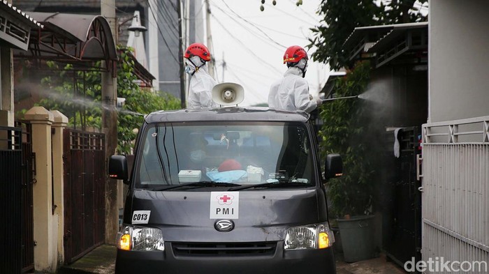 Petugas PMI menyemprotkan cairan desinfektan di Bintara Jaya, Kota Bekasi, Jawa Barat, Jumat (18/2/2022). Kegiatan ini dilakukan guna mencegah penyebaran virus COVID 19.