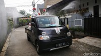 Petugas PMI menyemprotkan disinfektan di Bintara Jaya, Kota Bekasi, Jawa Barat, Jumat (18/2/2022).