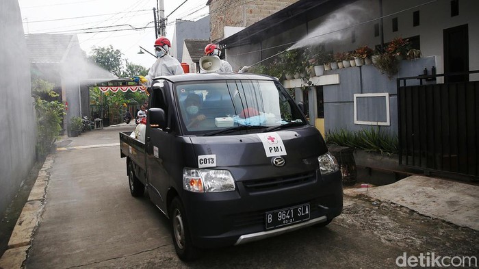 Petugas PMI menyemprotkan cairan desinfektan di Bintara Jaya, Kota Bekasi, Jawa Barat, Jumat (18/2/2022). Kegiatan ini dilakukan guna mencegah penyebaran virus COVID 19.