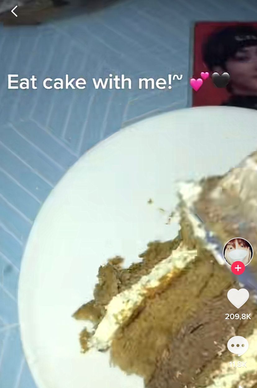Potong Kue Pakai Photocard K-Pop yang Mahal, Pria Ini Viral di TikTok